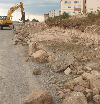 MESLEK YÜKSEK OKULUMUZUN ÇEVRESİNE PEYZAJ DÜZENLEMESİ YAPILDI